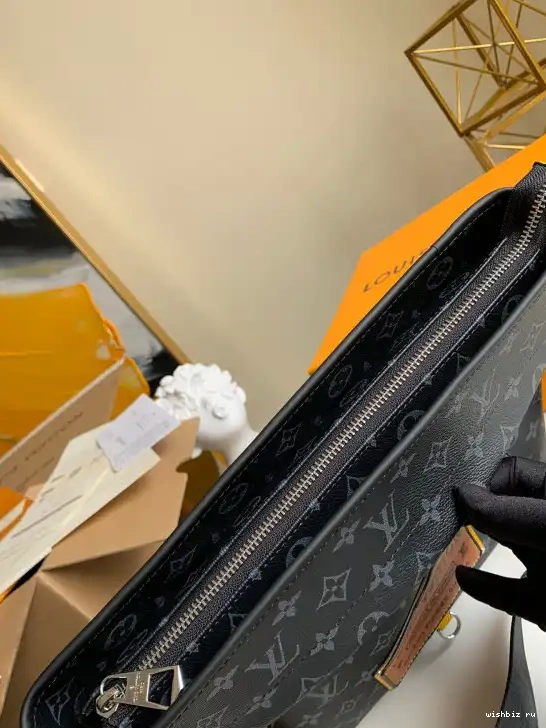WIS MESSENGER LOUIS VUITTON BAG 0528